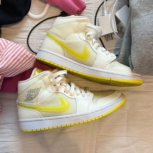 Women’s Nike air jordan 1 mid size 8